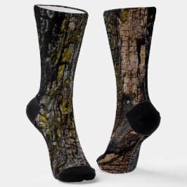 黄色いカッコいい地衣類を持つ茶色の苔むした木の樹皮 ソックス