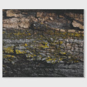 黄色いカッコいい地衣類を持つ茶色の苔むした木の樹皮 ラッピングペーパー (フラット)