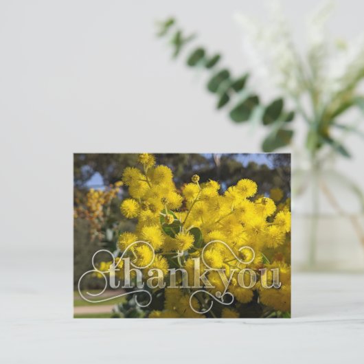 黄色いガラガラの花を持ってお礼を言う シーズンポストカード (スタンド正面)