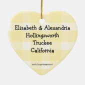 黄色いギンガムの双生児の女の子の初めてのクリスマス セラミックオーナメント (裏面)