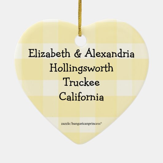 黄色いギンガムの双生児の女の子の初めてのクリスマス セラミックオーナメント (裏面)