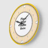 黄色いギンガムフレームあなたのフォトウォール時計 ラージ壁時計 (傾斜)