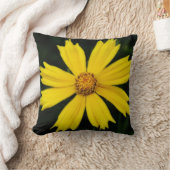 黄色いコスモスの花がクローズアップ クッション (ブランケット)