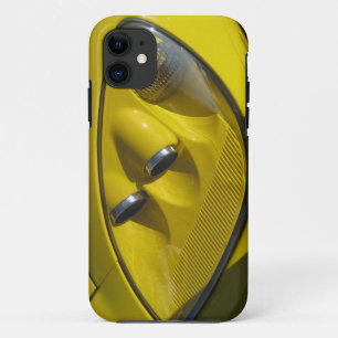 黄色いコルベットZ06のヘッドライトのクローズアップ iPhone 11 ケース