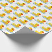 黄色いゴムのアヒルが水中で咲く ラッピングペーパー (角)