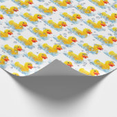 黄色いゴムのアヒルに気泡を付ける ラッピングペーパー (角)