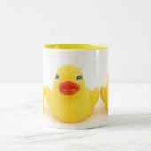 黄色いゴム製アヒルのトリオ ツートーンマグカップ (中央)