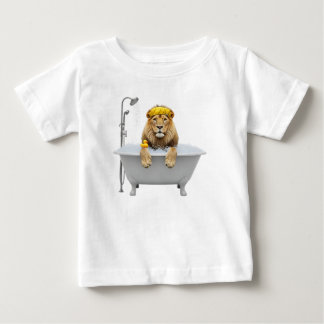 黄色いシャワーキャップをかぶったバブルバスのライオンの面白い図 ベビーTシャツ