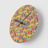 黄色いスクールバストップス標識灯のパターン ラウンド壁時計 (傾斜)