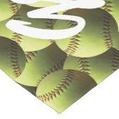 黄色いソフトボールの旗 ショートテーブルランナー (コーナー)