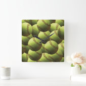 黄色いソフトボール速いピッチの数々のな球 スクエア壁時計 (ホーム)