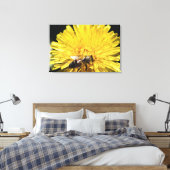 黄色いタンポポのマクロ写真にハネビー キャンバスプリント (インサイチュ (寝室))