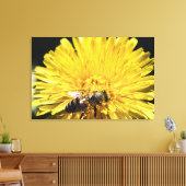 黄色いタンポポのマクロ写真にハネビー キャンバスプリント (インサイチュ (リビング))