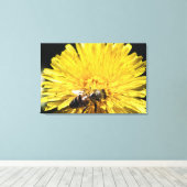 黄色いタンポポのマクロ写真にハネビー キャンバスプリント (インサイチュ (ウッドフロア))