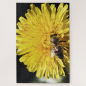 黄色いタンポポのマクロ写真にハネビー ジグソーパズル (縦)