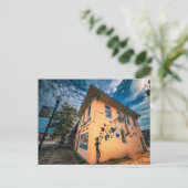 黄色いダウンタウンの建物のカラフルな壁画 ポストカード (スタンド正面)