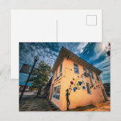 黄色いダウンタウンの建物のカラフルな壁画 ポストカード (正面/裏面)