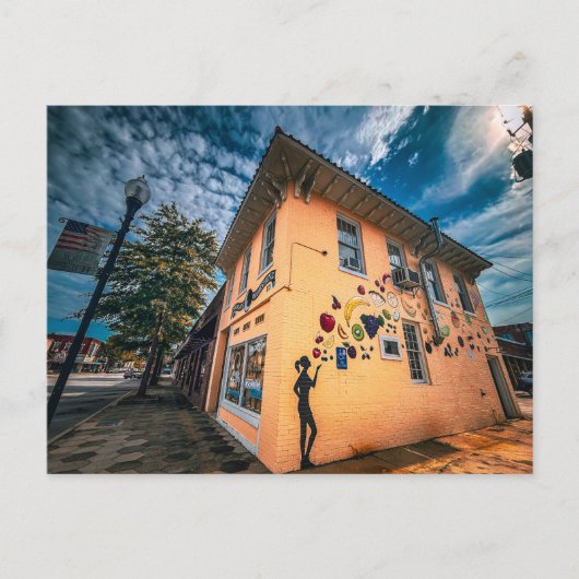 黄色いダウンタウンの建物のカラフルな壁画 ポストカード (正面)