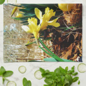 黄色いダッフォジルと黄色いイースター卵 キッチンタオル (折り畳み)