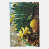 黄色いダッフォジルと黄色いイースター卵 キッチンタオル (縦)