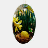黄色いダッフォジルと黄色いイースター卵 セラミックオーナメント (右)