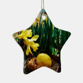 黄色いダッフォジルと黄色いイースター卵 セラミックオーナメント (右)