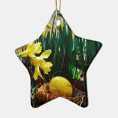 黄色いダッフォジルと黄色いイースター卵 セラミックオーナメント (左)