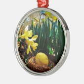 黄色いダッフォジルと黄色いイースター卵 メタルオーナメント (左)