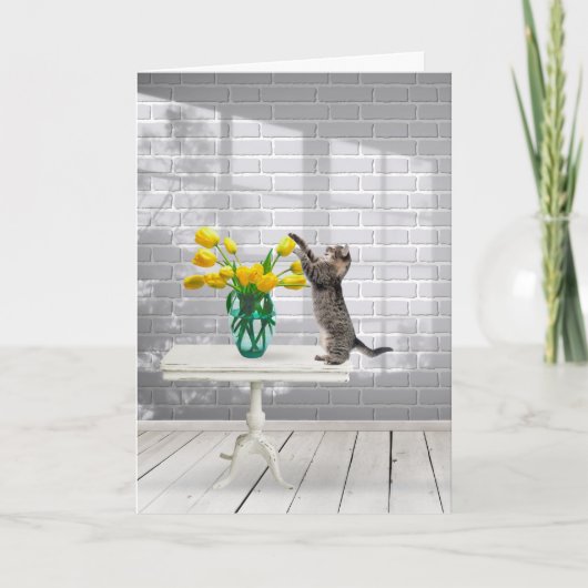 黄色いチューリップの母の日のカードを持つ猫 カード (正面)