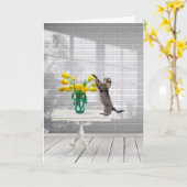 黄色いチューリップの母の日のカードを持つ猫 カード (黄色い花)