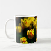 黄色いチューリップの花 コーヒーマグカップ (左)