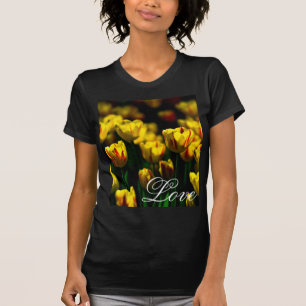 黄色いチューリップの花 Tシャツ