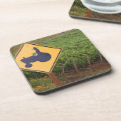 黄色いトラクターの交差はブドウ園に署名します コースター (左側)