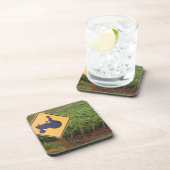 黄色いトラクターの交差はブドウ園に署名します コースター (右側)