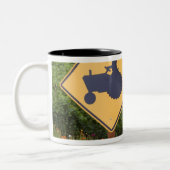 黄色いトラクターの交差はブドウ園に署名します ツートーンマグカップ (左)