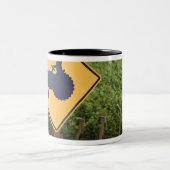 黄色いトラクターの交差はブドウ園に署名します ツートーンマグカップ (中央)