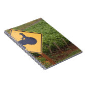 黄色いトラクターの交差はブドウ園に署名します ノートブック (右側)