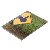 黄色いトラクターの交差はブドウ園に署名します ノートブック (左側)