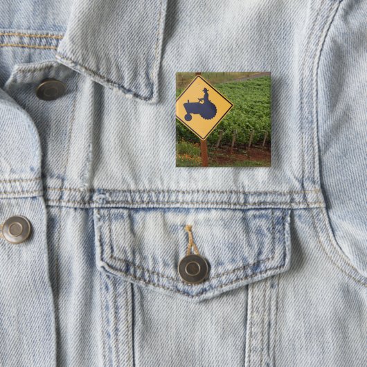 黄色いトラクターの交差はブドウ園に署名します 缶バッジ (インサイチュ)