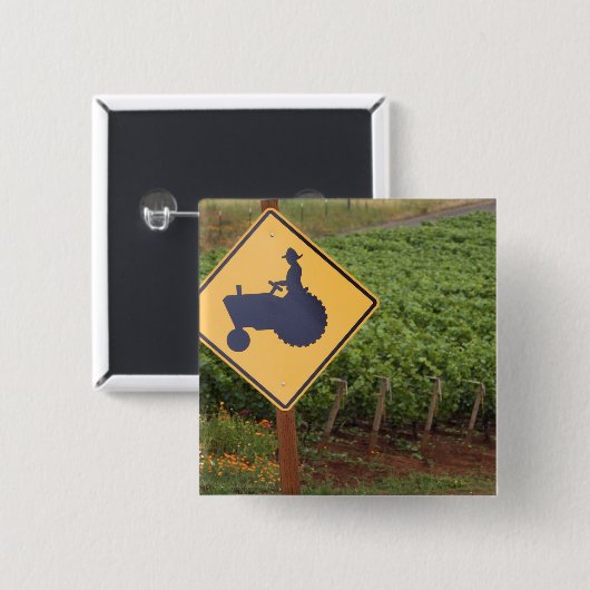 黄色いトラクターの交差はブドウ園に署名します 缶バッジ (正面&裏面)