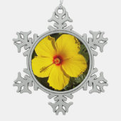 黄色いハイビスカスの花 スノーフレークピューターオーナメント (正面)