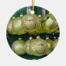 黄色いバウブルアップ閉じたクリスマスツリーオーナメント