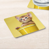 黄色いバケツの可愛い子猫 スクエアペーパーコースター (アングル)
