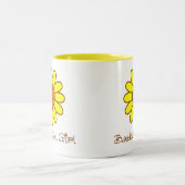 黄色いバスケットボールの女の子 ツートーンマグカップ (中央)