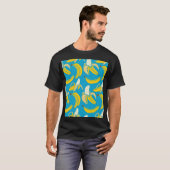 黄色いバナナ、青い背景パターン Tシャツ (正面フル)