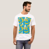 黄色いバナナ、青い背景パターン Tシャツ (正面フル)