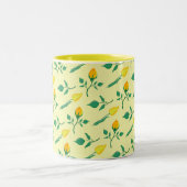 黄色いバラとチューリップの花を持つ花柄 ツートーンマグカップ (中央)