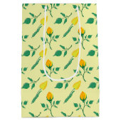 黄色いバラとチューリップの花を持つ花柄 ミディアムペーパーバッグ (裏面)