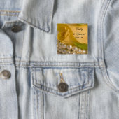 黄色いバラと白い結婚真珠 缶バッジ (インサイチュ)