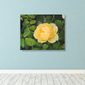 黄色いバラのストレッチキャンバス上の雨滴 キャンバスプリント (インサイチュ (ウッドフロア))